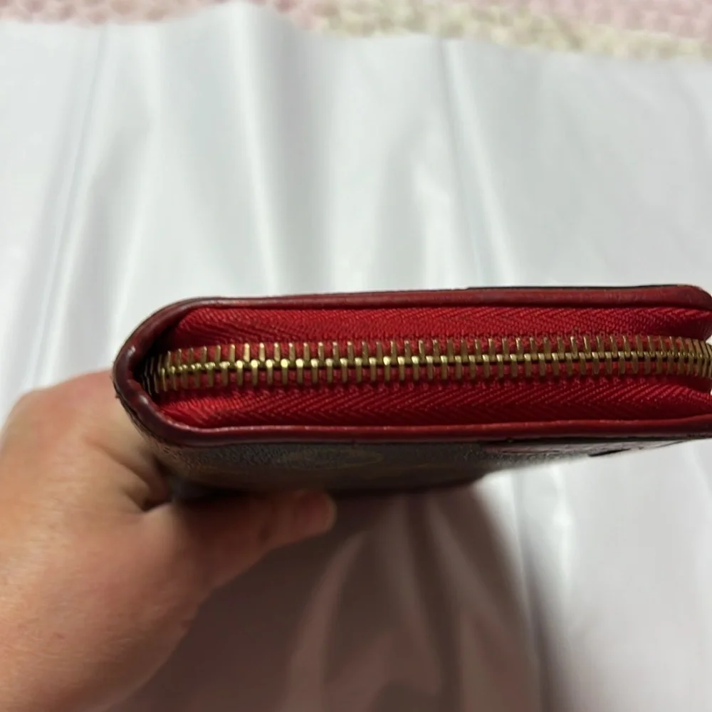 Louis Vuitton Monogram Retiro Cerese Zippy wallet. Comes with COA